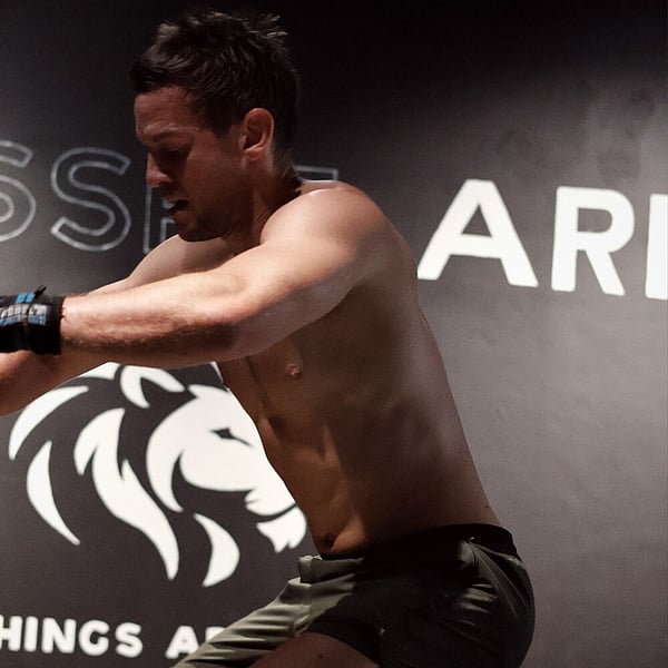 Athletes synchronized in their movements at CrossFit Ari